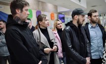 Група людей перебуває у приміщенні.