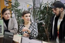 Жінка у діловому одязі розповідає щось для інших людей.
