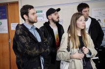 Троє чоловіків та жінка перебувають у приміщенні.