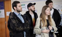 Троє чоловіків та жінка перебувають у приміщенні.