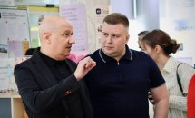 Двоє чоловіків перебувають у приміщенні, один щось розповідає.