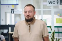 Чоловік з бородою перебуває у приміщенні.