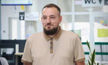 Чоловік з бородою перебуває у приміщенні.
