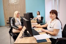 Дві працівниці та відвідувачка перебувають у приміщенні.