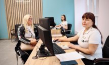 Дві працівниці та відвідувачка перебувають у приміщенні.