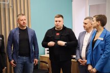 Троє чоловіків та жінка перебувають у приміщенні.