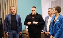 Троє чоловіків та жінка перебувають у приміщенні.