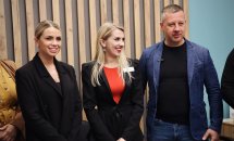 Чоловік та двоє жінок посміхаються.