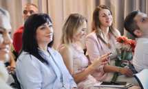 Люди сидять у приміщенні.