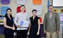 Дві жінки та два чоловіка позують для фото, один із чоловіків тримає подяку.