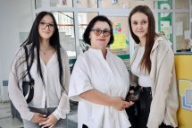Дві дівчини та жінка позують для фото.