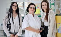 Дві дівчини та жінка позують для фото.