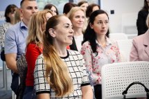 Група людей перебуває у приміщенні.
