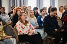 Група людей перебувають у приміщенні.
