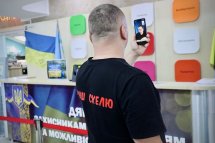 Чоловік тримає телефон у руці.