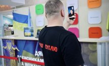 Чоловік тримає телефон у руці.
