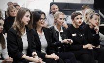 Люди сидять у залі та уважно слухають