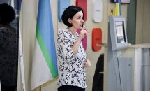 Жінка-спікерка виступає перед аудиторією