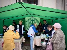 Люди в наметі роздають їжу