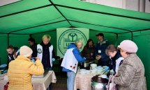 Люди в наметі роздають їжу