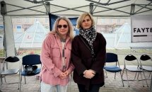 Дві жінки стоять під наметом
