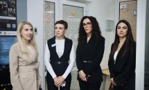 Чотири жінки у діловому одязі перебувають у приміщенні.