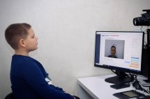 Хлопчик сидить перед екраном комп'ютера
