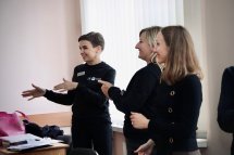 Троє жінок стоять і усміхаються