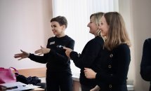 Троє жінок стоять і усміхаються