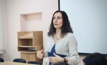 Жінка перебуває у приміщенні та щось розповідає.