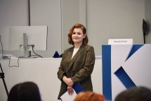 Жінка з рудим волоссям перебуває у приміщенні