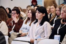 Група людей сидить у залі