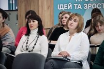 Група людей сидить у залі