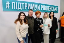 Чоловік та чотири жінки позують для фото.