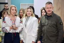 Чоловіки та жінки перебувають у приміщенні.