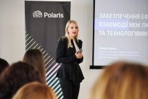 Жінка зі світлим волоссям у діловому костюмі.