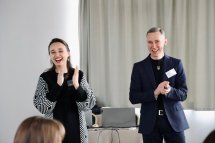 Чоловік та жінка сміються.