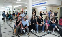 Люди перебувають у приміщенні.