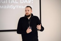 Чоловік у чорній кофті.