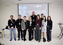 Групове фото у приміщенні.