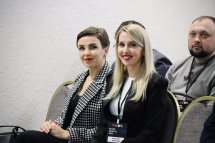 Дві жінки посміхаються.