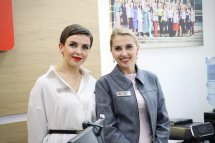 Дві жінки посміхаються.