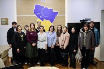 Групове фото у приміщенні.