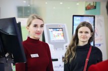 Дві жінки перебувають у приміщенні.