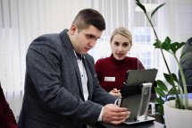 Чоловік і жінка працюють за планшетом у приміщенні