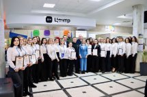 Група людей позує для фото у приміщенні.