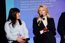 Жінка тримає мікрофон у руках