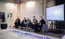 П'ять чоловіків сидять перед екраном.