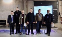 Шість чоловіків позують для фото.