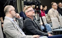 Люди сидять у залі.